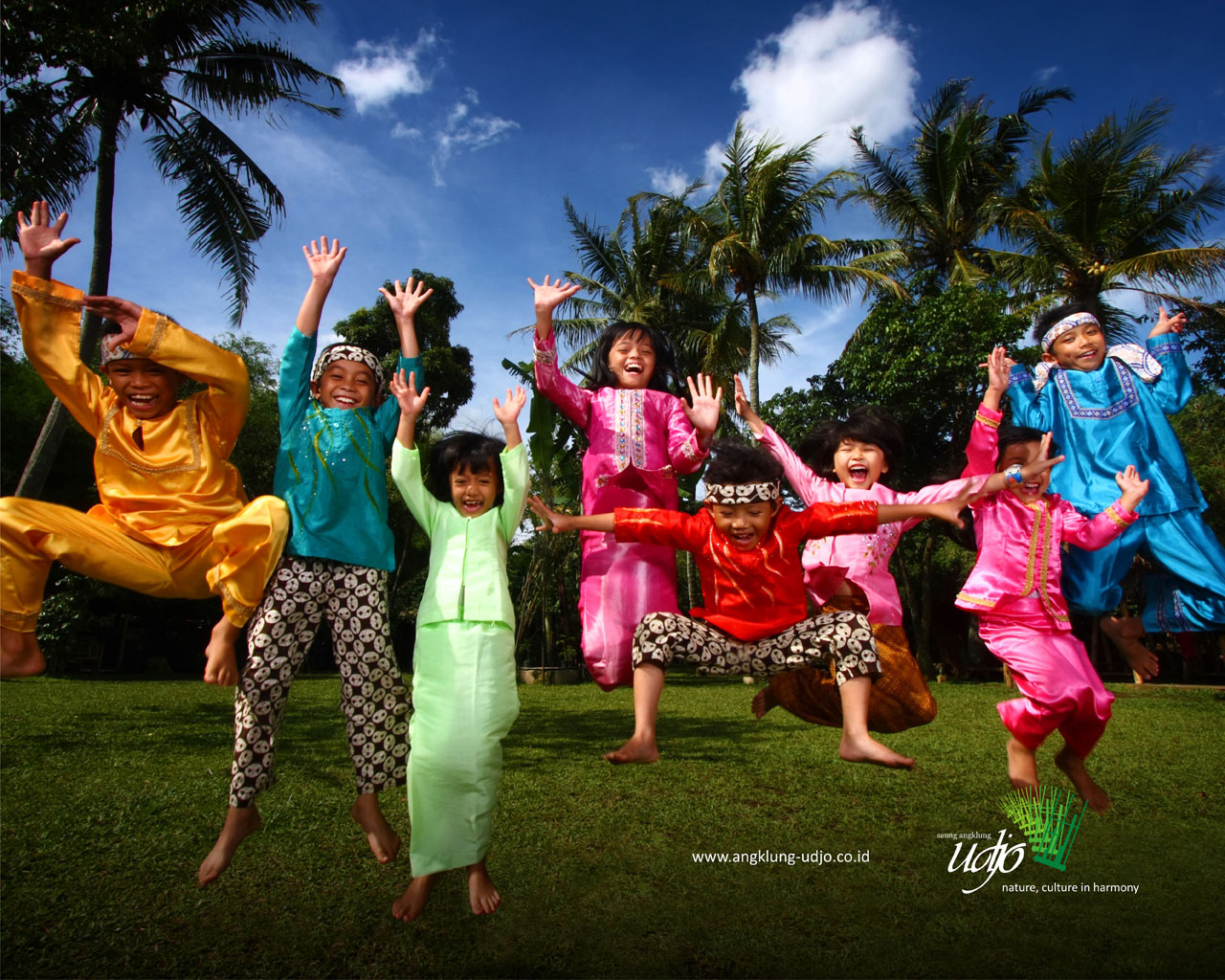印度尼西亚传统服装 丝绸，成人，儿童装 刺绣图案（预订）-阿里巴巴